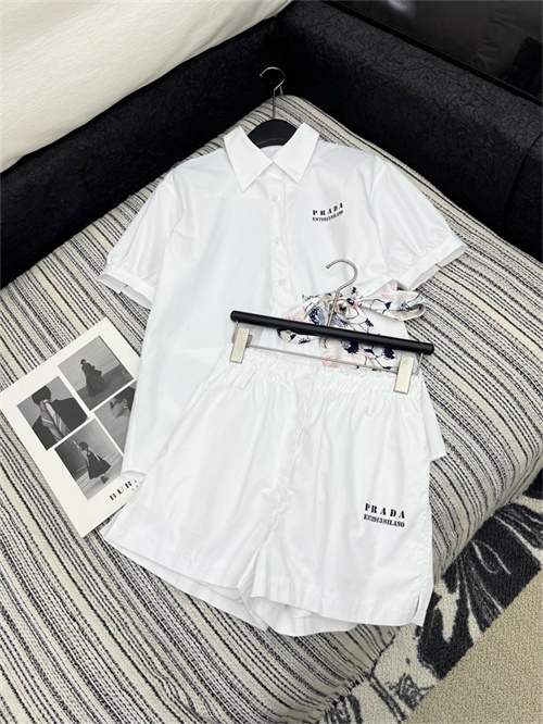 프라다 반팔 셔츠 반바지 세트 P43404 2025/신상