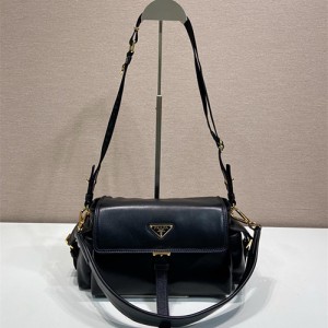 프라다 익스플로러 스웨이드 양가죽 숄더백 1BD394 2025/신상