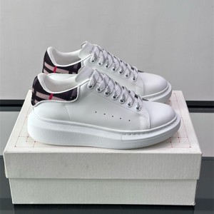 알렉산더맥퀸 남여공용 스니커즈 M18666-1 2026/신상